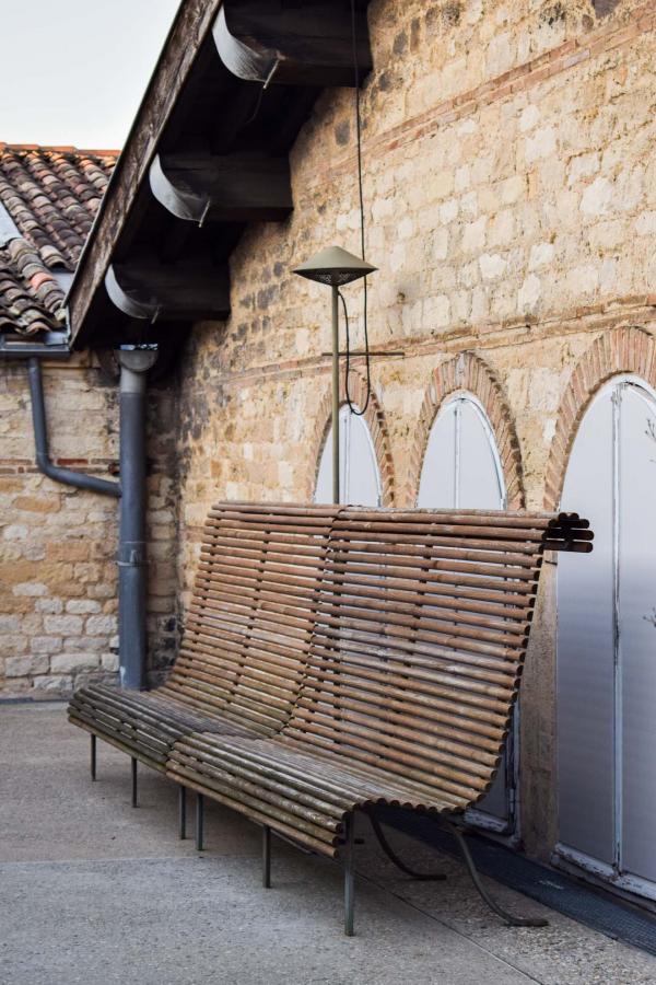 Le mobilier créé par Andrée Putman sur le toit-terrasse du CAPC © YONDER.fr