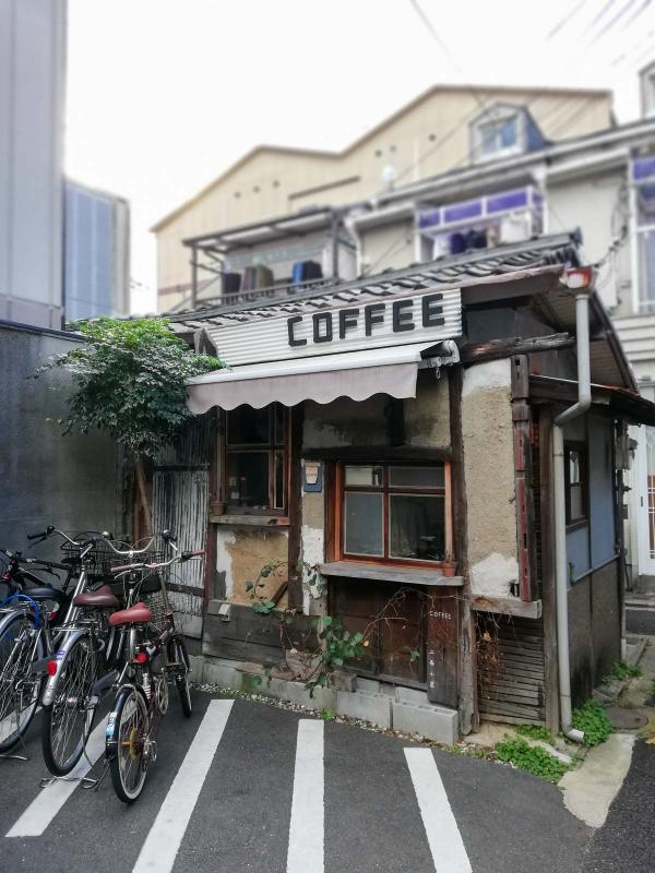 Café au fond d'une cour © Paul Caussé 