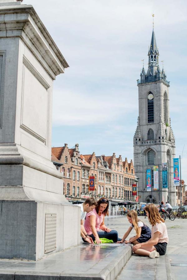 La Grand' Place de Tournai et son beffroi © Visit Tournai