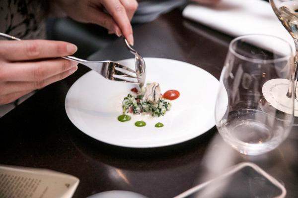 Pendant le dîner préparé par Pierre Résimont à l'occasion de la 5ème édition du Prix Champagne Collet © DR