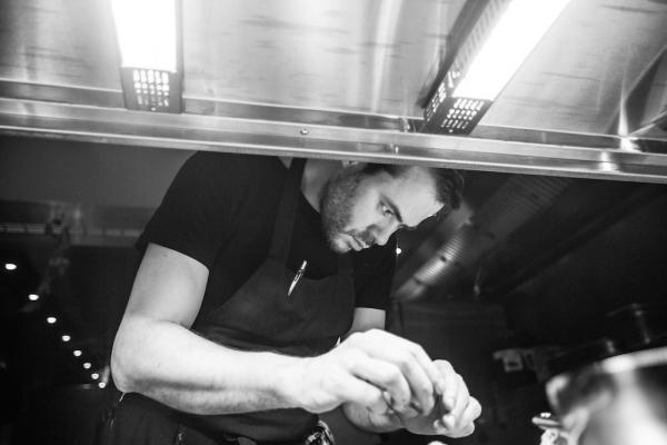 Le chef Olly Ceulenaeredans les cuisines de son restaurant, Publiek © Piet De Kersgieter