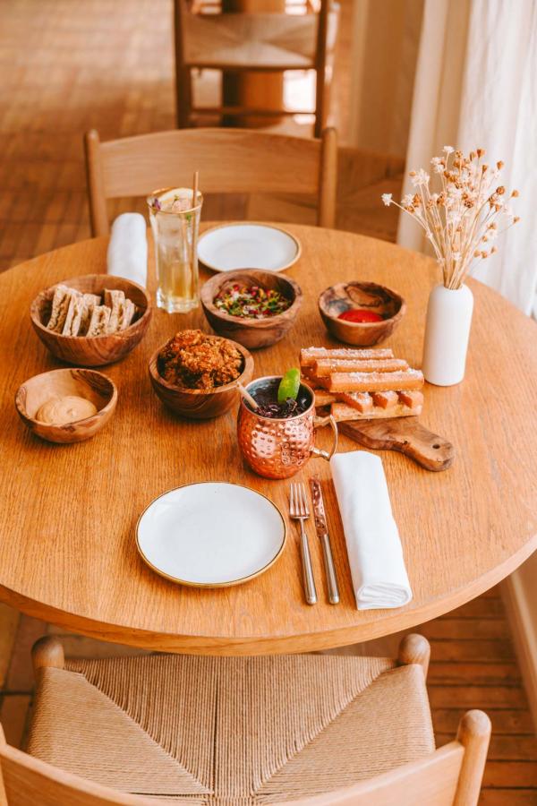 Un repas au bistrot Pamparigouste au © Couvent des Minimes, un Hôtel & Spa L'Occitane en Provence