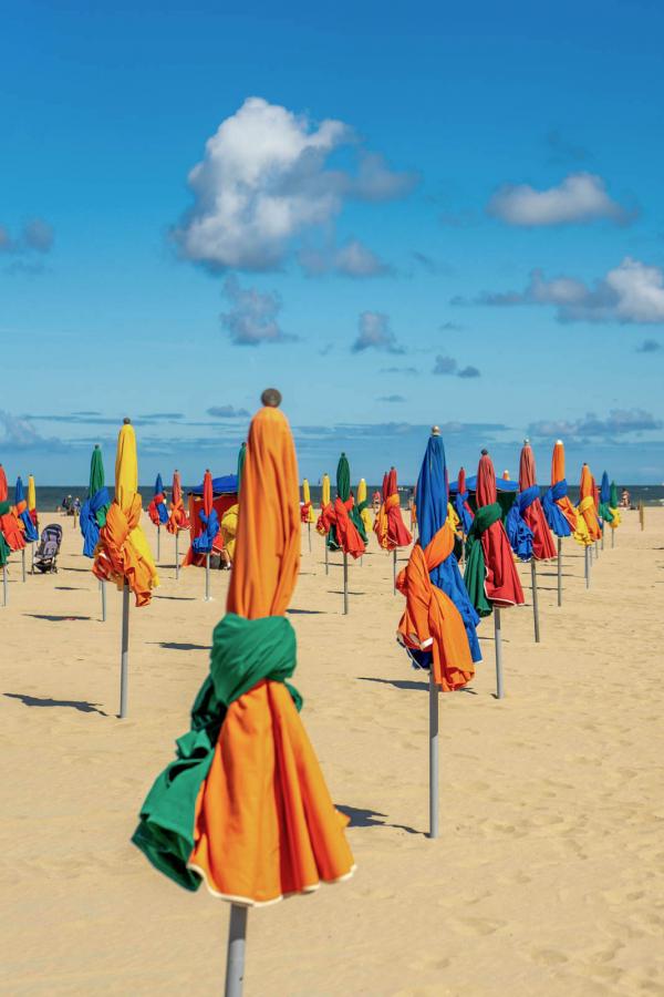 Les parasols sur la plage de Deauville © Razvan Mirel