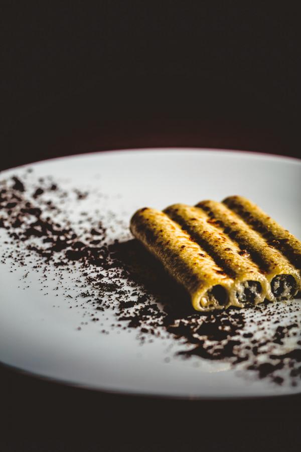 Macaronis farcis de truffe noire, artichaut et foie gras de canard, gratinés au vieux parmesan © Benoit Linero