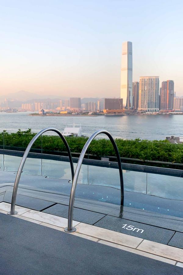 Au bord des piscines du Four Seasons Hong Kong © MB / YONDER.fr