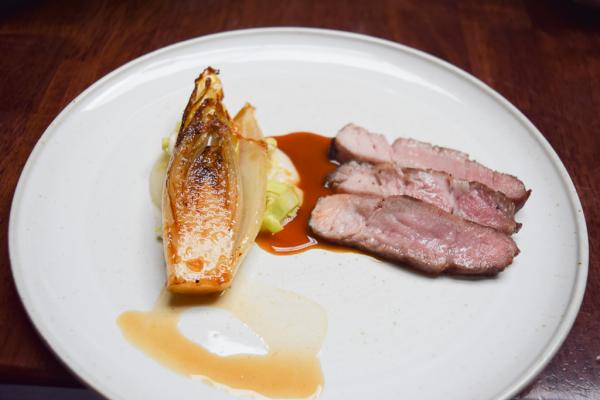 Endives et cochon, un plat qui résume la cuisine de De Vitrine imaginée par Kobe, Kyle et leurs équipes © Yonder.fr