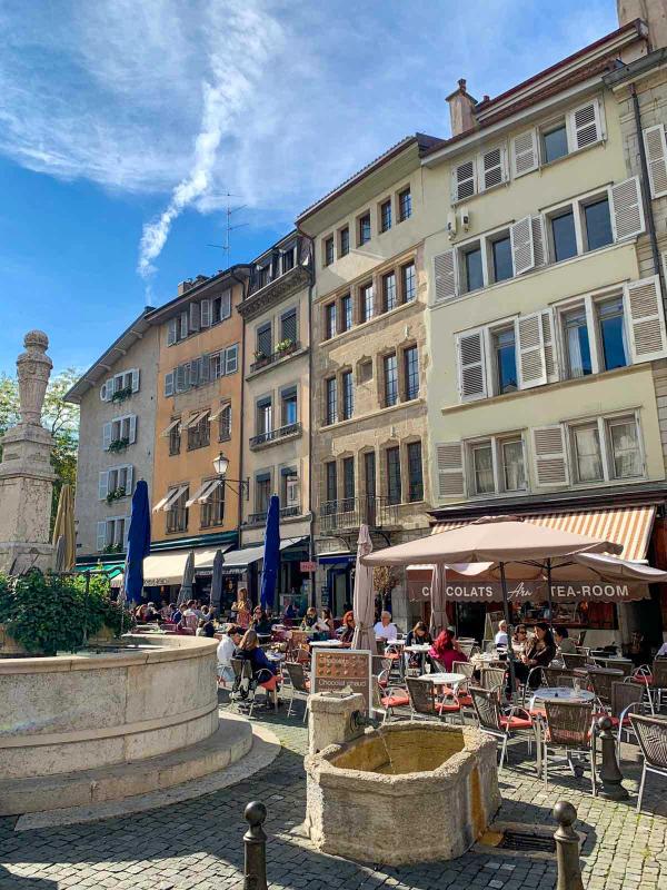 La Place du Bourg-de-Four dans la vieille ville de Genève © Genève Tourisme