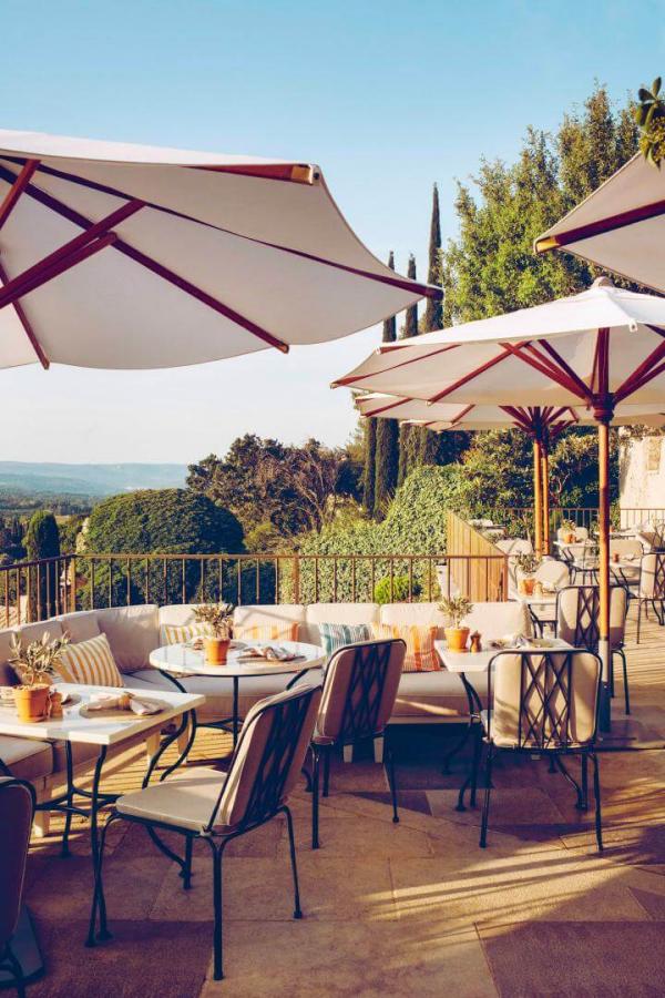 Hôtel Crillon le Brave — terrasse du restaurant © Hôtel Crillon le Brave