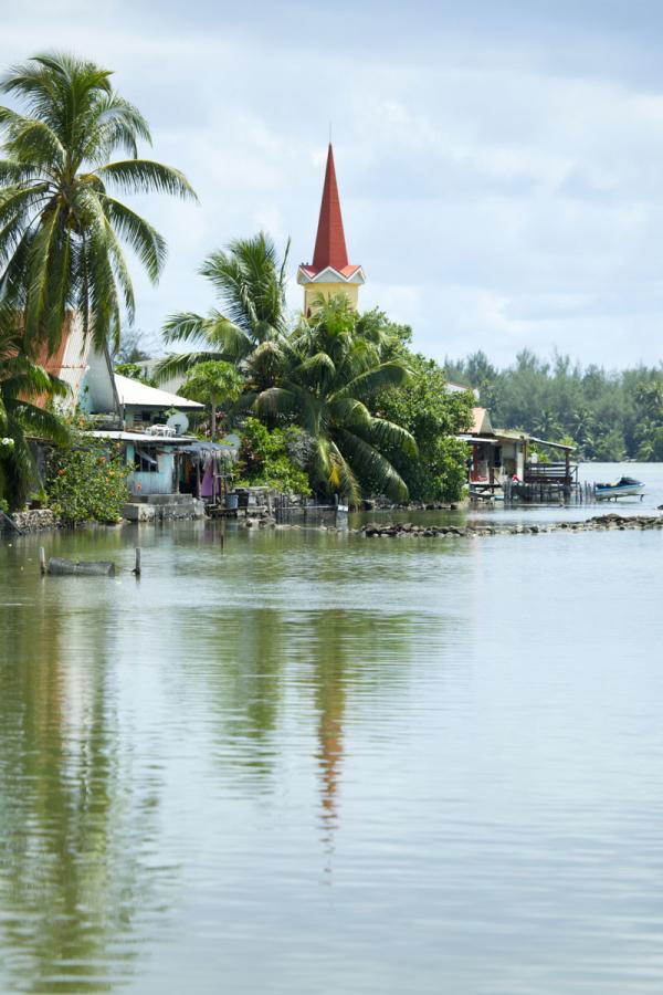 L'île de Huahine et ses petits villages disséminés sur les côtes qui trempent dans un lagon fabuleux © Tahiti Tourisme