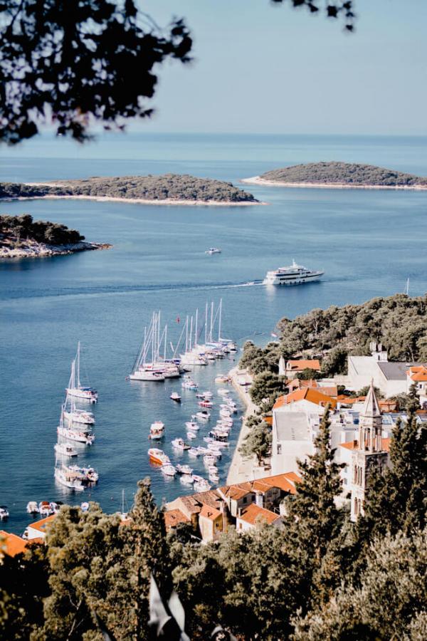 Port de Hvar en Croatie © Content pixie