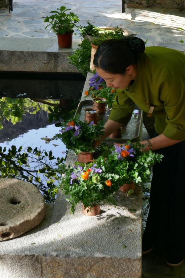 Les bouquets changés chaque jour à l'hôtel Songtsam Benzilan © Pierre Gunther