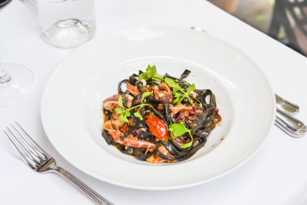 Tagliolini maison à l’encre de seiche, calamar, trévise et pesto alla genovese © Mélissa Leroux