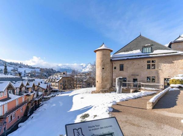 Une visite à la Maison Forte de Hautetour pour découvrir l'histoire des guides de haute montagne et visiter à chaque saison une nouvelle exposition d'art contemporain © Boris Molinier