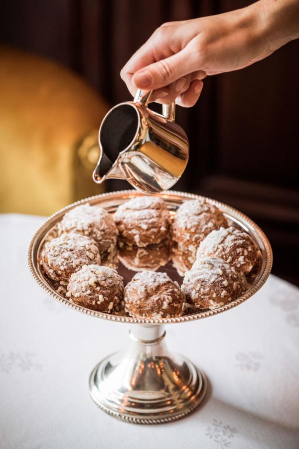 Maison Russe | Chouquettes Maison Russe, sauce chocolat © Romain Ricard