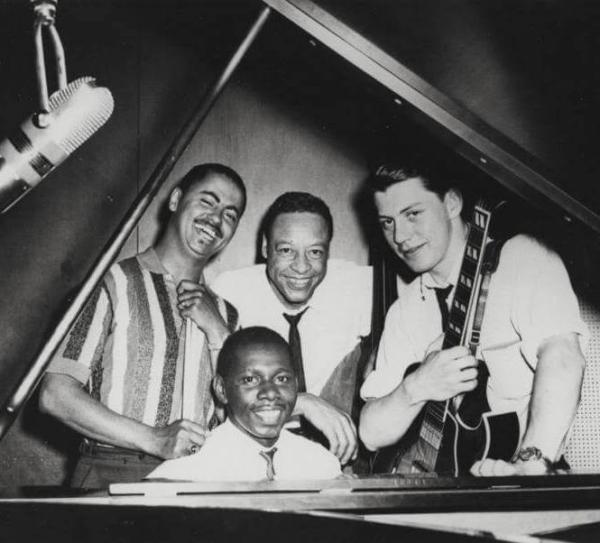 Les musiciens montréalais Oliver Jones (piano), et de gauche à droite Norm Villeneuve, Bob Rudd, Bruce Yates © Ed Bermingham, fonds John Gilmore, service des archives Université Concordia