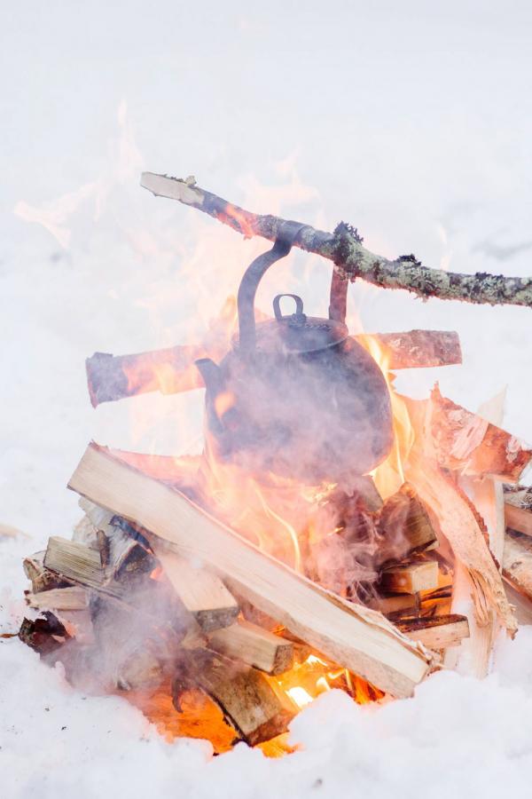 Pause raquette en Laponie finlandaise © Juho Kuva - VisitFinland