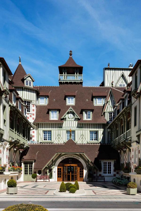 Hôtel Barrière Le Normandy | Façade © Fabrice Rambert