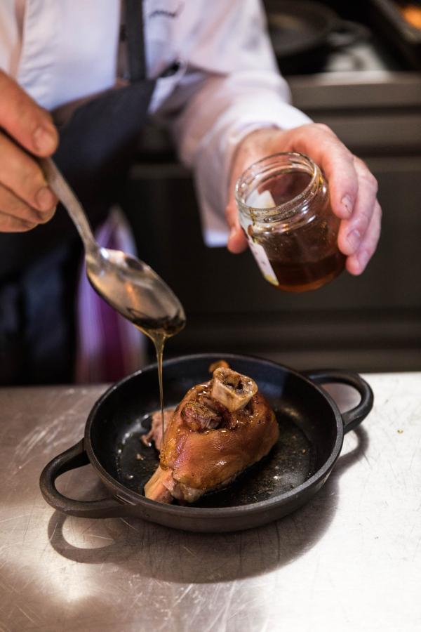 Hauts de Loire — Bistrot, jarret de porc au miel © Romain Ricard