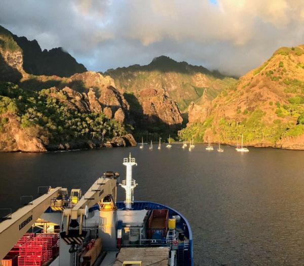 Arrivée au port de Hananave sur Fatu Hiva aux Marquises en cargo mixte © Mireille Gignoux | YONDER.fr