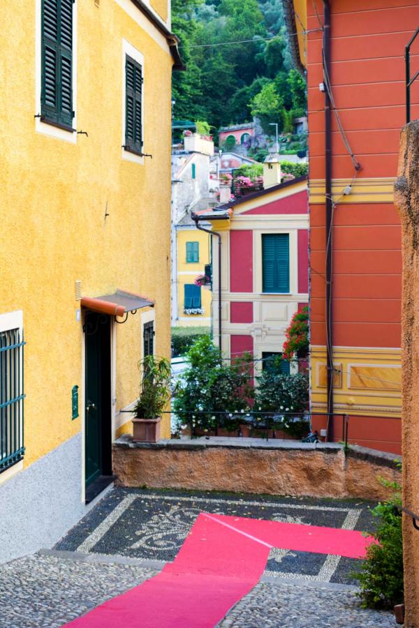 Arrivée dans Portofino en foulant le plus long tapis rouge au monde © YONDER.fr