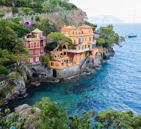 Une balade sur le tapis rouge permet d'admirer les immenses villas qui peuplent la côte © YONDER.fr