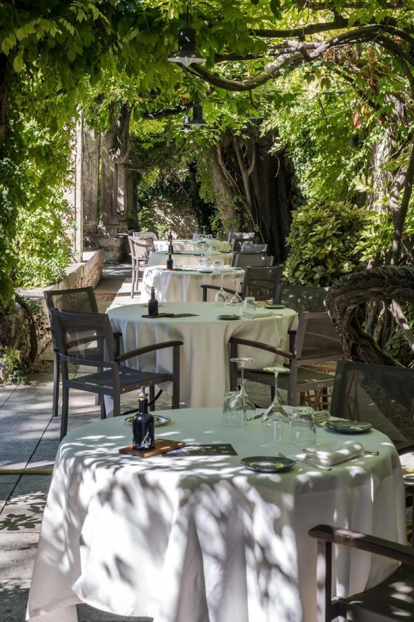 Le Prieuré Baumanière | Terrasse du restaurant © Virginie Ovessian Photographe