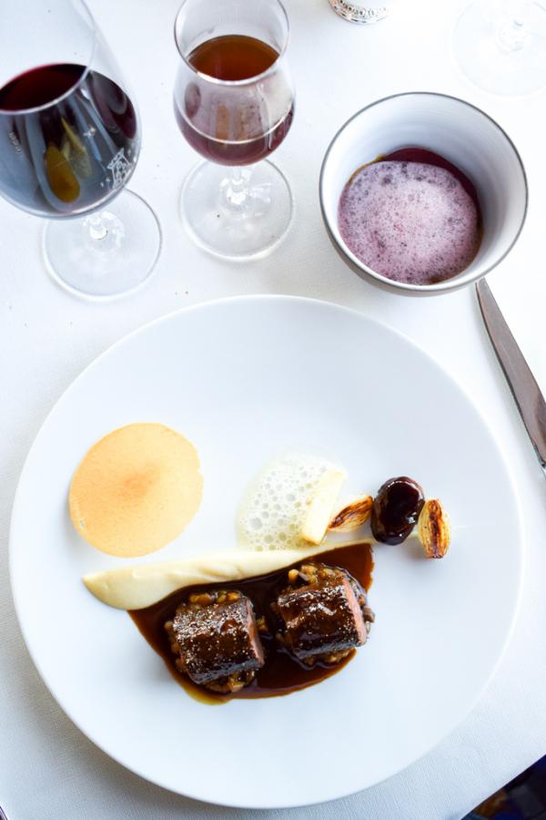 Chevreuil de chasse de Sologne, côte rôtie aux céleris, sauce poivrade, civet de kamut, émulsion de Gevrey-Chambertin, consommé à l'essence de tanaisie de Chamaret © YONDER.fr