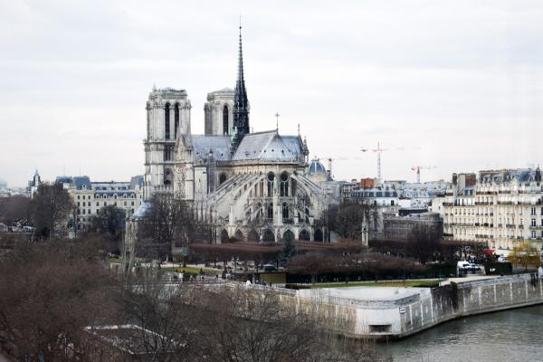 Vue sur Notre-Dame depuis la salle à manger © YONDER.fr