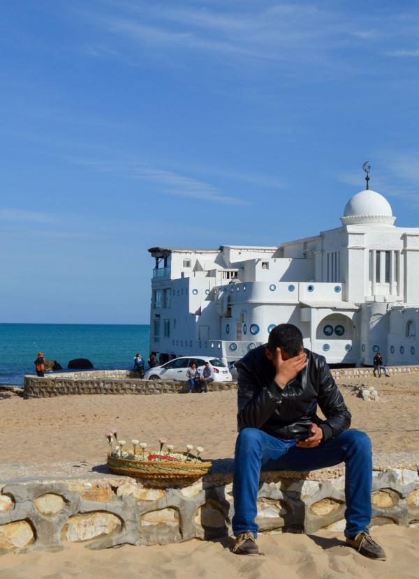 Un vendeur de fleurs de fenn sur la plage de la Marsa, devant le Kobbet el Haoua © YONDER.fr|PG