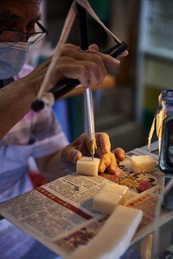 Un artisan grave une tuile de Mah Jong © Hong Kong Tourism Board