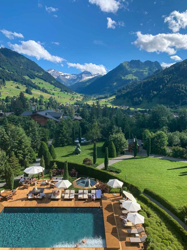 La piscine extérieure chauffée même en hiver © The Alpina Gstaad