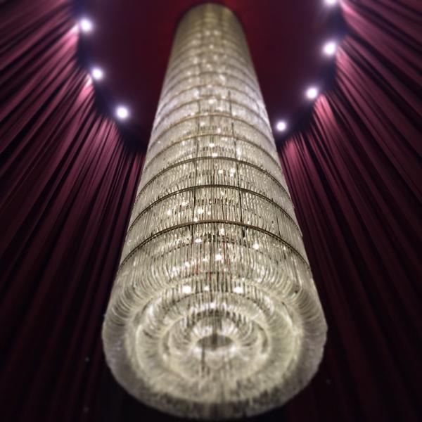Un majestueux lustre attend les voyageurs dans le lobby | © Yonder.fr