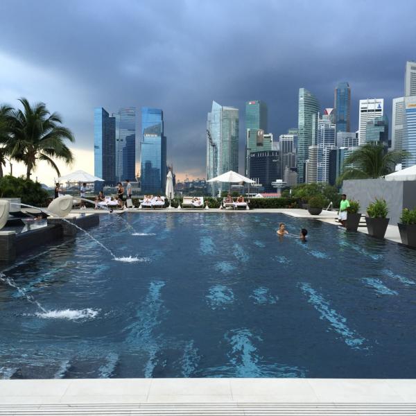 Au bord de la piscine : des vues spectaculaires sur la baie de Singapour et sa skyline | © Yonder.fr