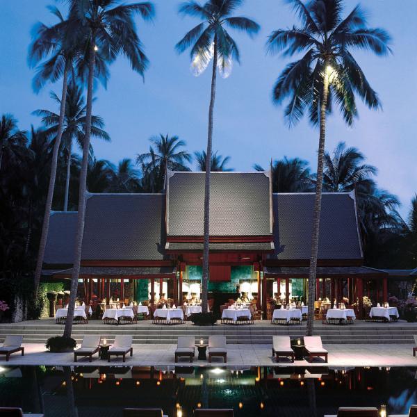 Dîner au bord de la piscine dans un pavillon à l’architecture thaïlandaise typique de l’Amanpuri | © Aman