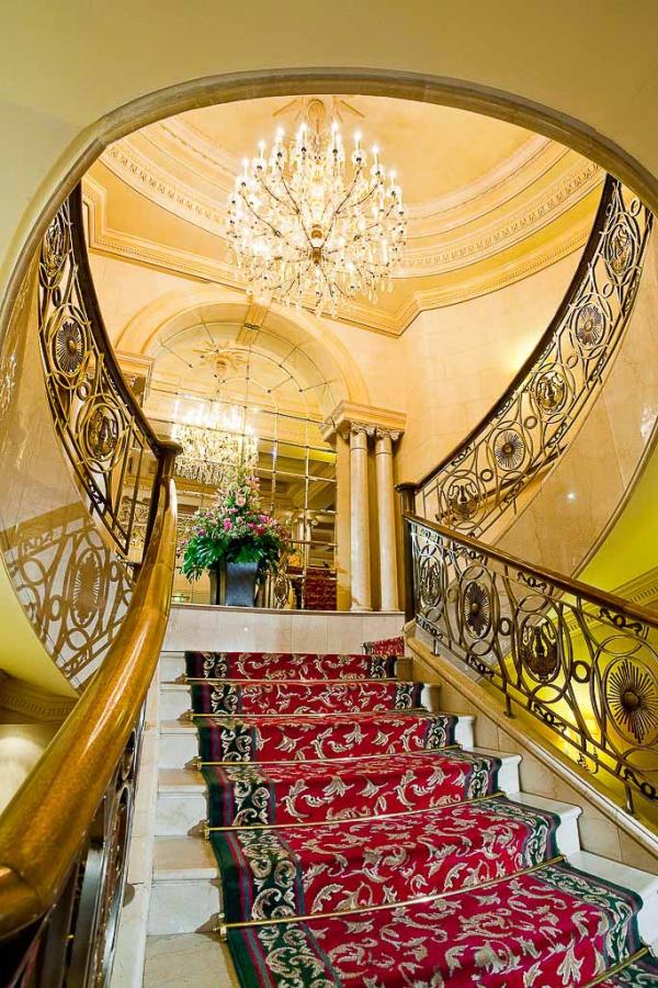 La majestueux escalier du lobby permettant d’accéder au 1er étage de l’hôtel | © Grand Hotel Wien
