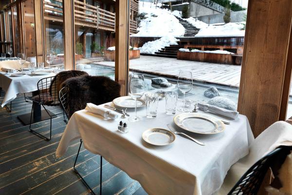 Le Bistrot du M donne sur le patio de l’hôtel | © M de Megève