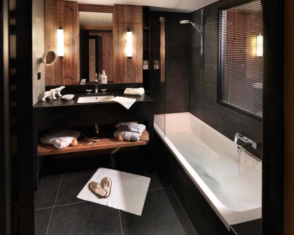 Les luxueuses salles de bain des chambres et suites Deluxe | © M de Megève