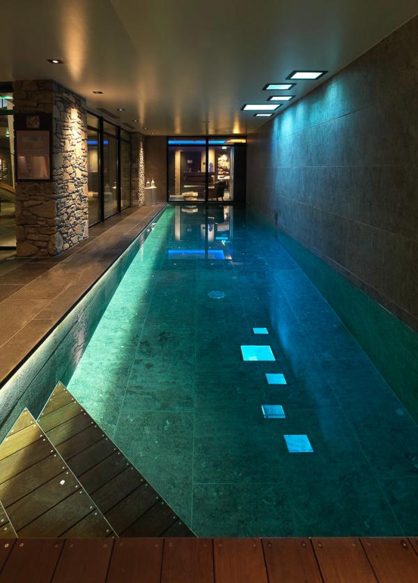 La piscine avec nage à contrecourant : étroite mais luxueuse | © M de Megève
