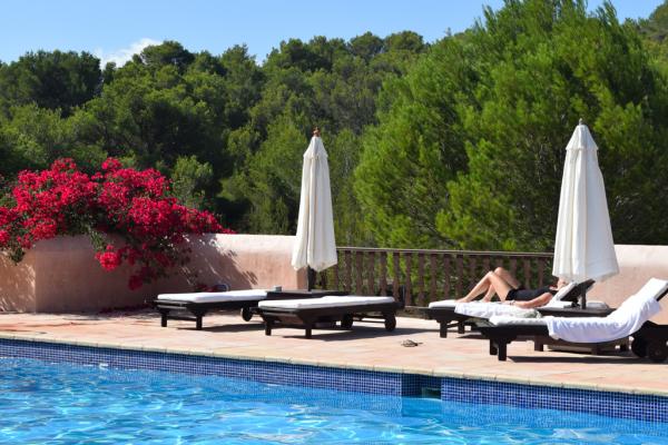 Bain de soleil et relaxation au bord de la très agréable piscine | © Yonder.fr
