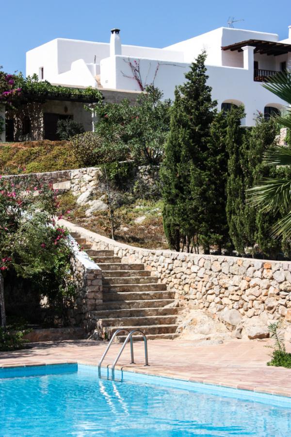 La piscine est située en contrebas de la finca | © Can Pujolet