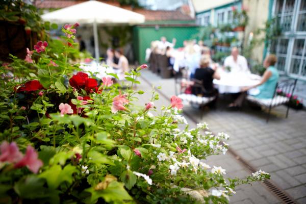 La terrasse est toujours fleurie en saison | © Hotel Schlössle