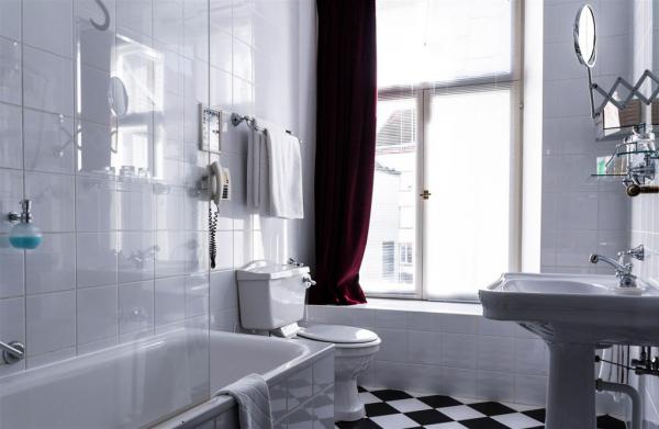 Certaines salles de bain, comme celle-ci, disposent de fenêtres, les rendant nettement plus agréables | © Hotel St. Petersbourg