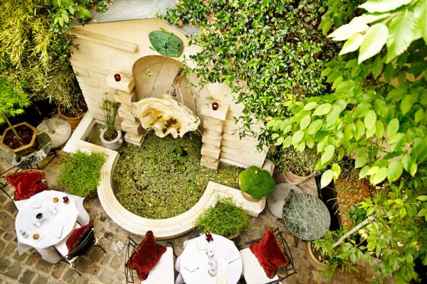 La terrasse de poche du Restaurant, ouverte aux beaux jours | © Amy Murrell