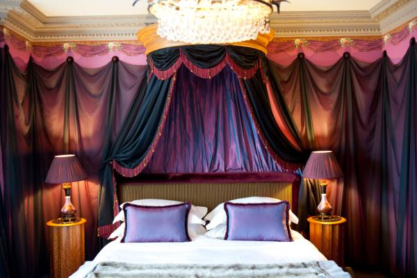 Tête de lit dans une chambre Chic | © Amy Murrell