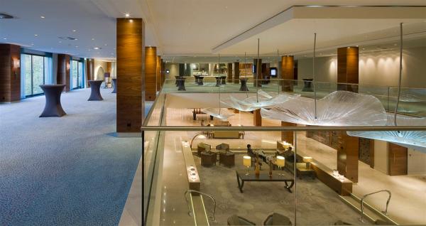 Vue sur le lobby depuis le premier étage, dédié aux espaces de réception | © Hotel Okura Amsterdam