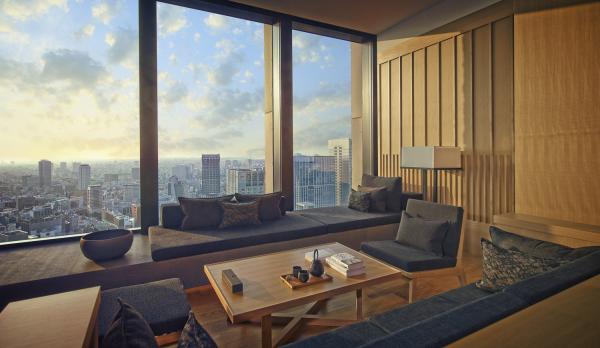 Coin salon d’une Premier Room avec vue sur Tokyo | © Aman Resorts