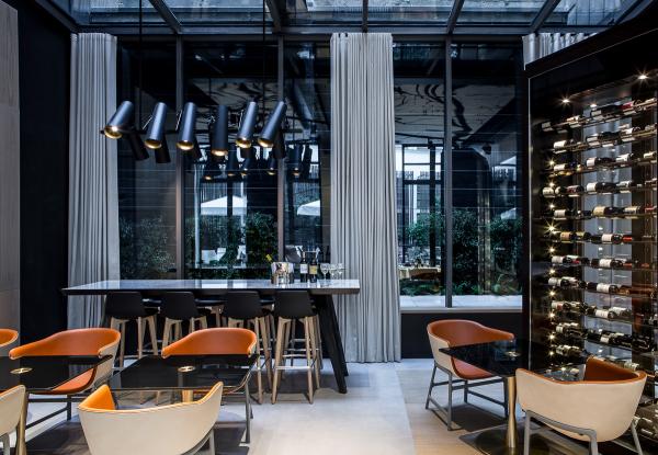 L’espace bar-lounge-restaurant s’ouvre sur le patio | © Le Cinq Codet