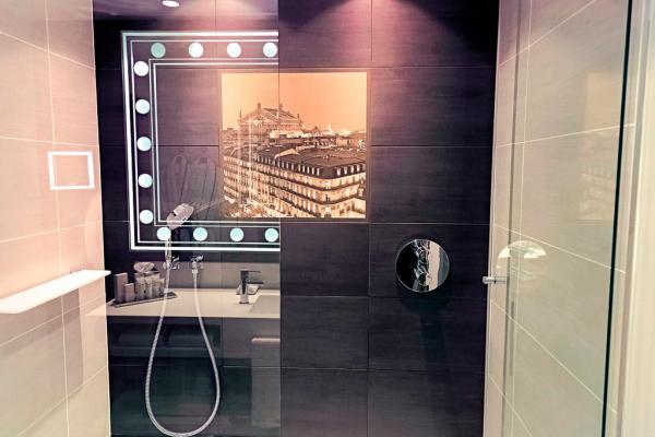 Salle de bain avec douche à l'italienne. © Indigo Hotels