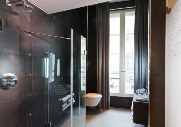 Salle de bain d'une Junior Suite ouverte sur l'extérieur © Lyric Hotel