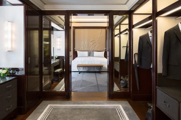 Les chambres de catégorie supérieure et les suites disposent de fastueux dressings, comme ici dans une Suite Supérieure | © The Peninsula Hotels